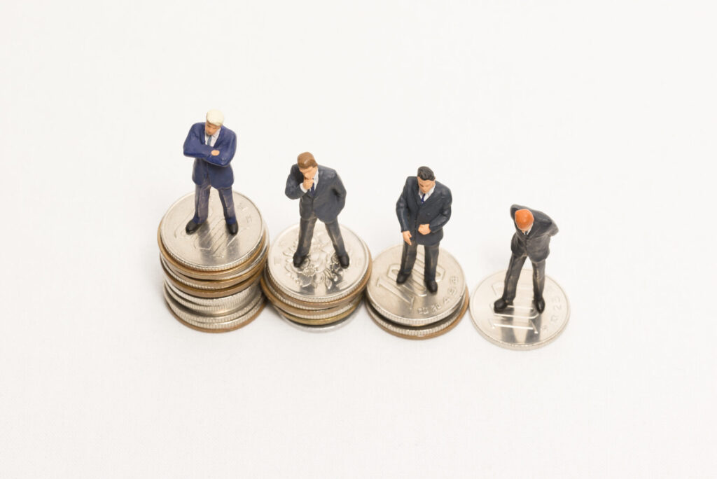 「【2026年最新】弁護士の年収は？中央値・分布と2000万円超えのキャリア戦略」のアイキャッチ画像